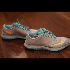 Nike woman running shoes